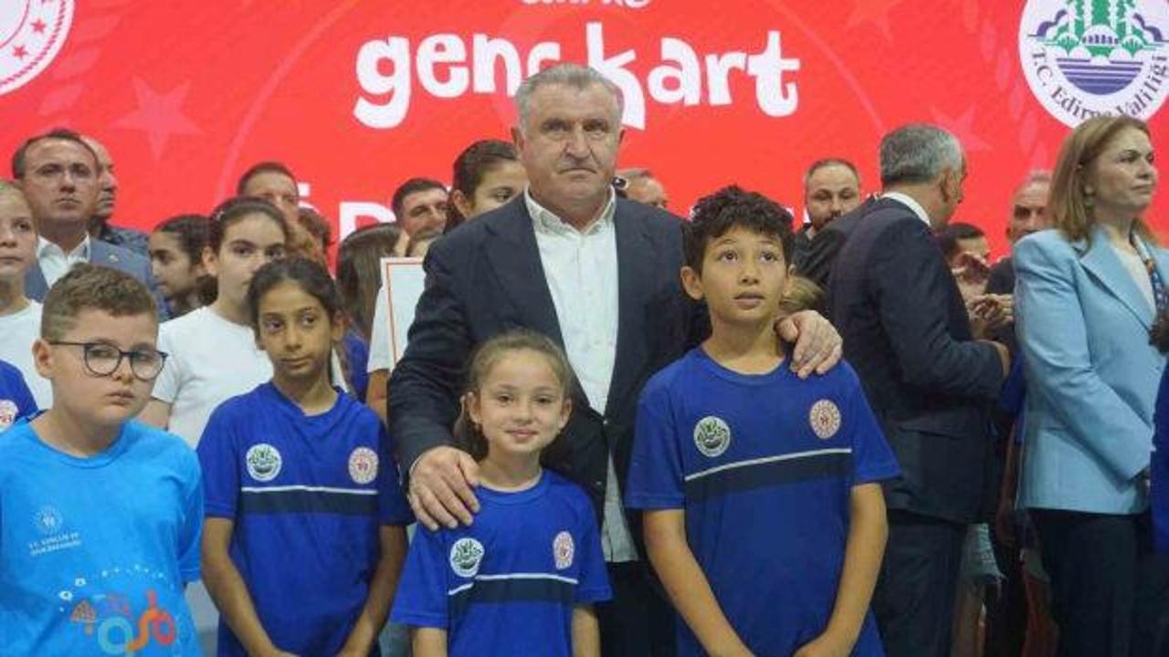 Gençlik ve Spor Bakanı Osman Aşkın Bak, konuşma yaparken