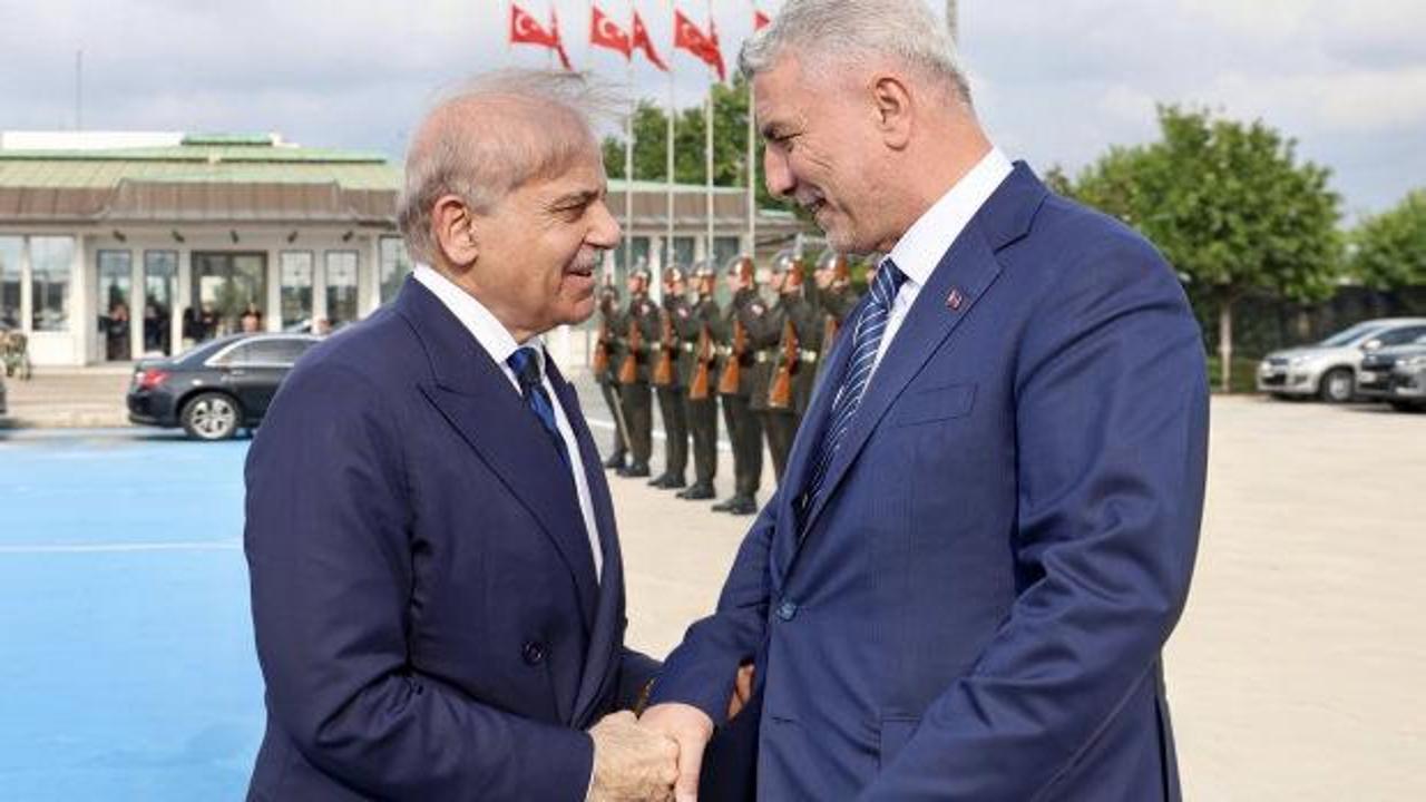 Ticaret Bakanı Ömer Bolat, Pakistan Başbakanı Şahbaz Şerif'i uğurluyor.