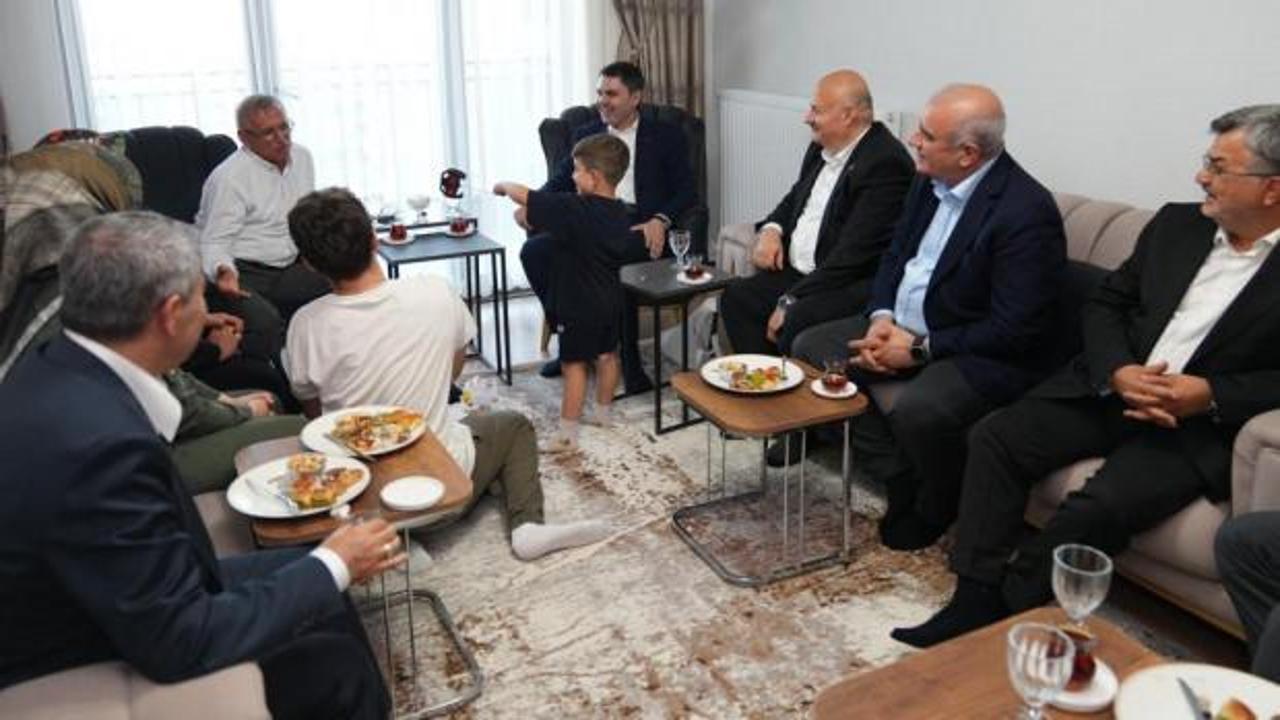 Depremzede dede Abdullah Çelik ve torunu Yusuf Berk ile Çevre, Şehircilik ve İklim Değişikliği Bakanı Murat Kurum hatıra fotoğrafı çektirdi.