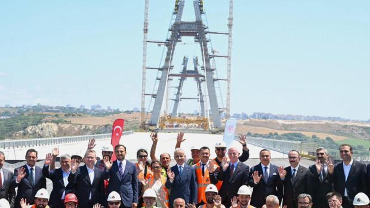 Ulaştırma ve Altyapı Bakanı Abdulkadir Uraloğlu'nun Kuzey Marmara Otoyolu Başakşehir-Nakkaş kesimindeki çalışmaları incelerken çekilmiş fotoğrafı.