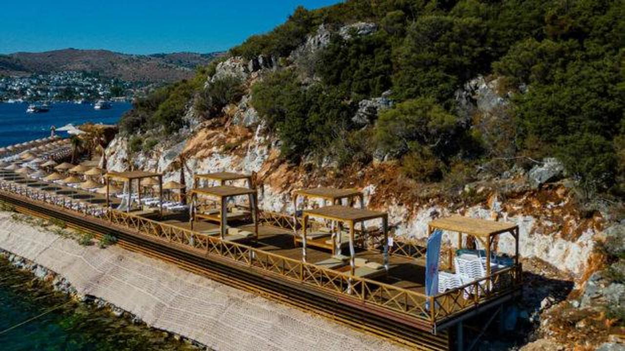 Kültür ve Turizm Bakanlığı'na ait halk plajı tesisleri ve deniz manzarası