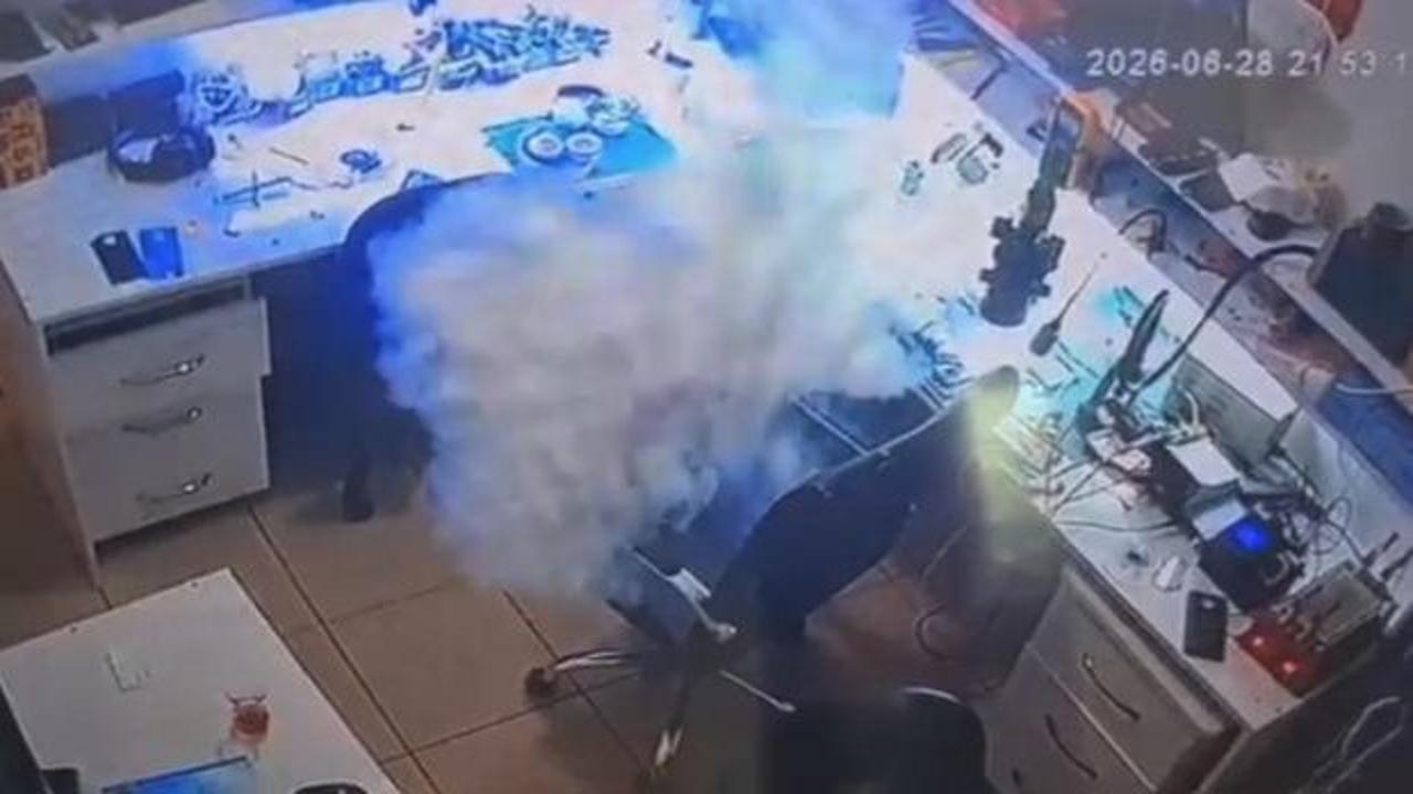 Telefon tamirinde alev alan batarya güvenlik kamerasına yansıdı