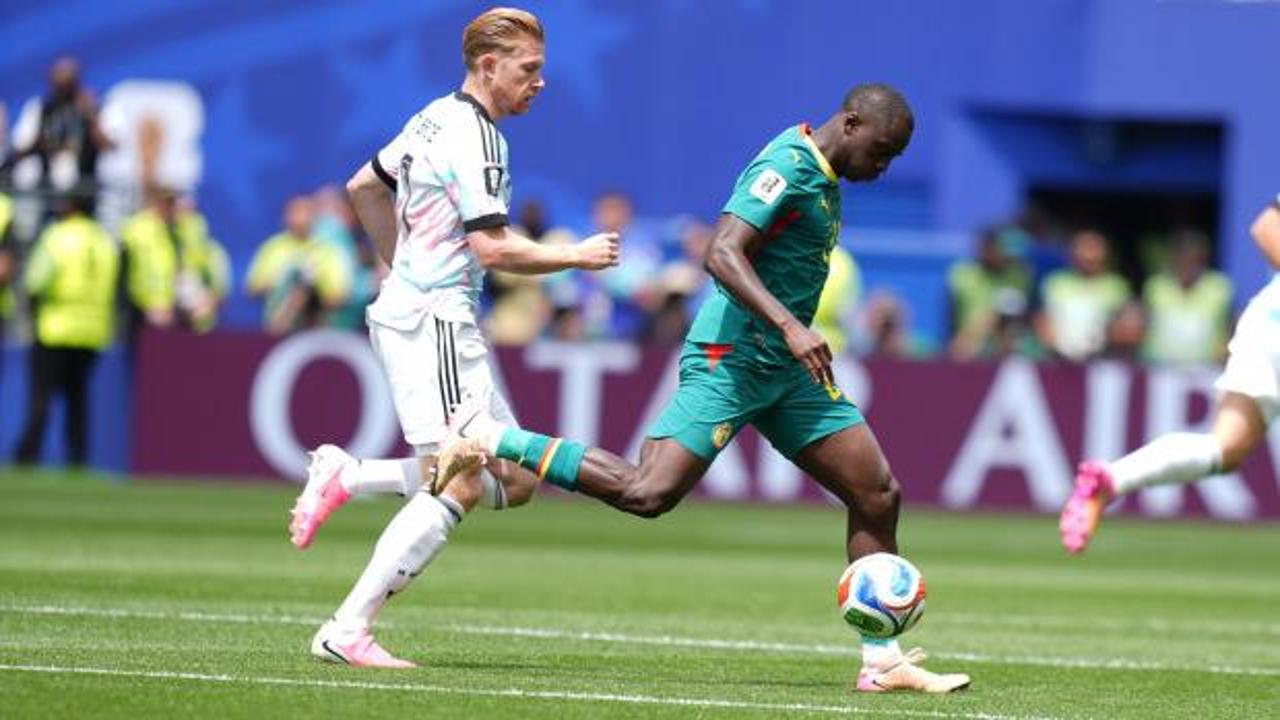Belçika ve Senegal milli takımlarının futbolcuları sahada mücadele ederken