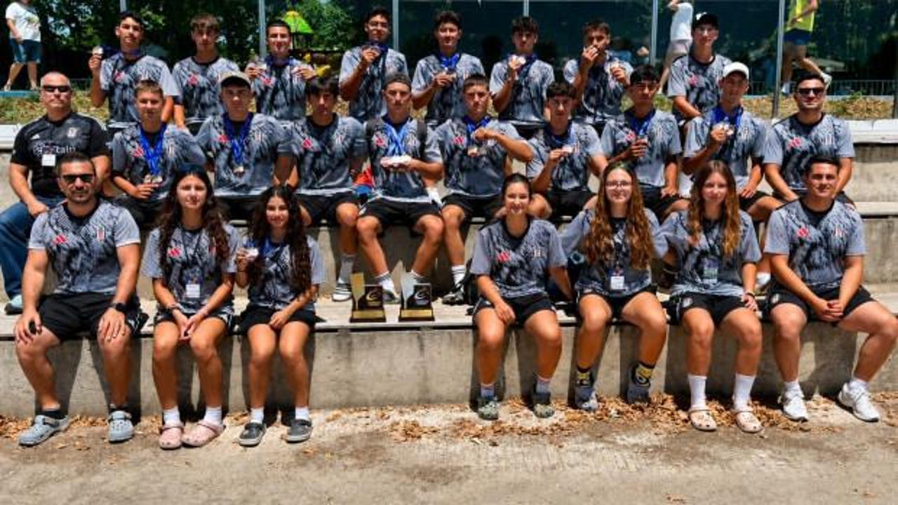 Beşiktaş kürek takımı sporcuları madalyalarını alırken