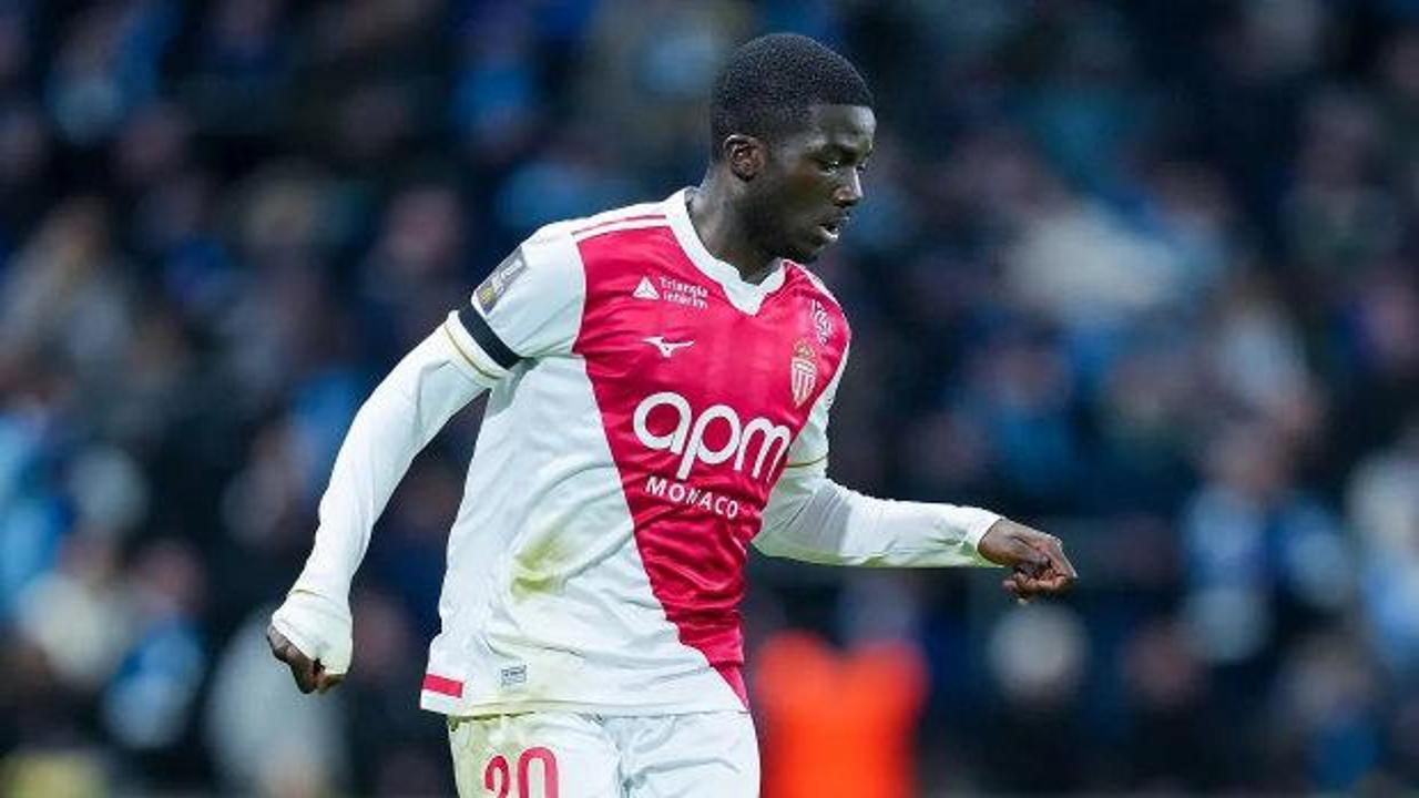 Beşiktaş Kulübü binası önünde taraftarlar