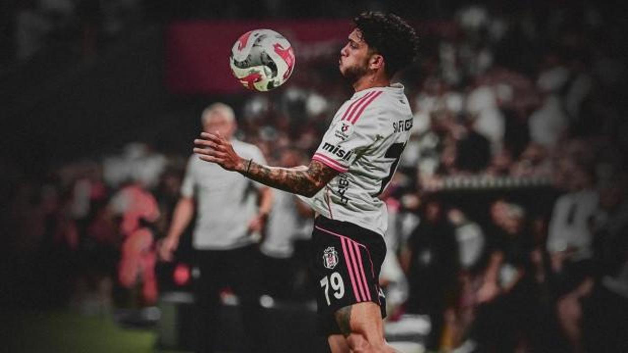Beşiktaş Kulübü binası önünde futbolcu Emrecan Terzi'nin transferini duyuran bir pankart.