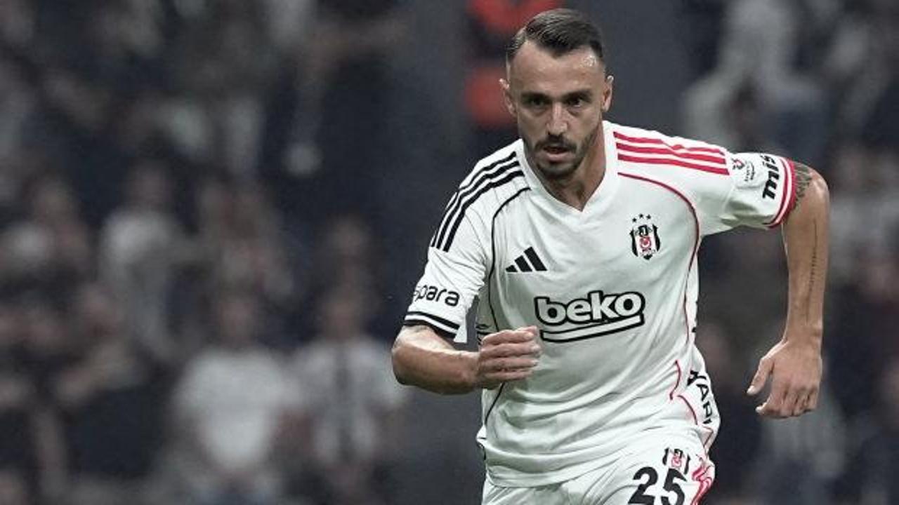 Beşiktaş Kulübü binası önünde Gökhan Sazdağı'nın transferini duyuran bir pankart