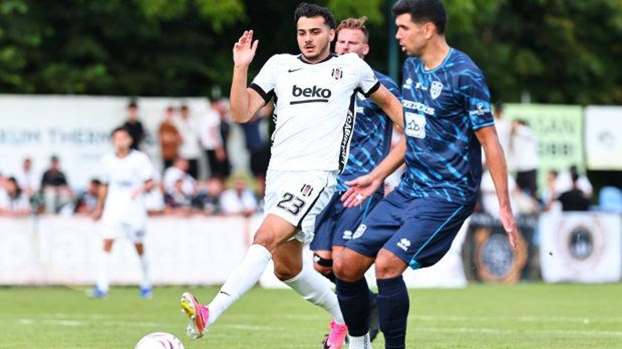 Beşiktaşlı futbolcular sahada mücadele ederken