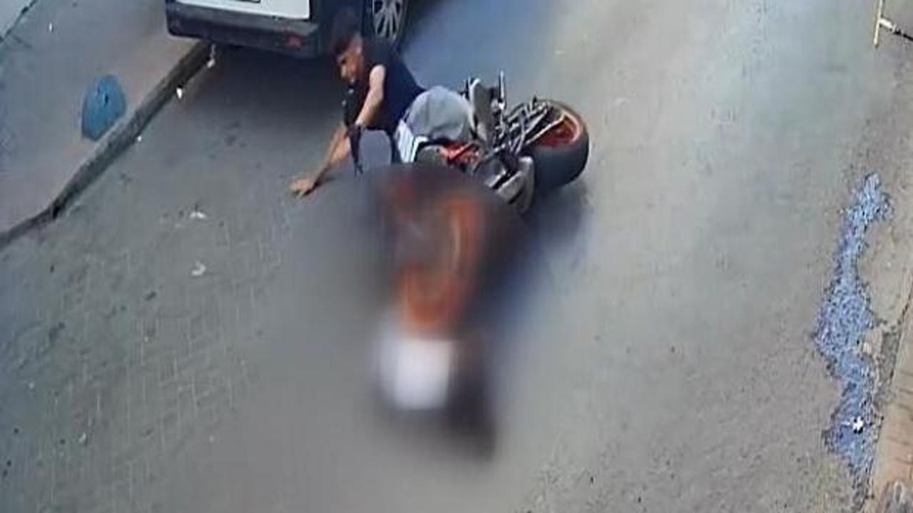 Beyoğlu'nda meydana gelen motosiklet kazasında yaralanan çocuğun hastaneye kaldırılması.