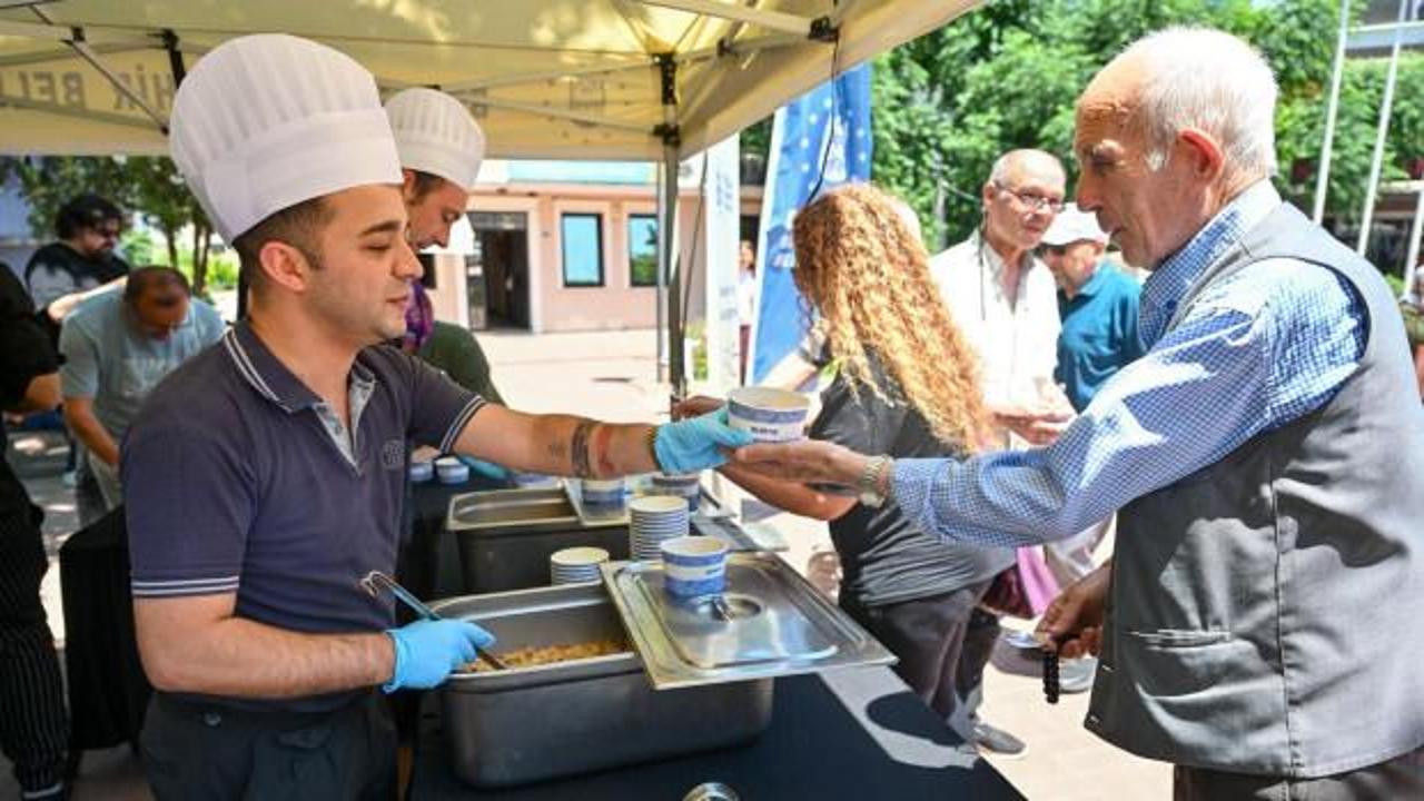 Bursa B&uuml;y&uuml;kşehir aşure ikramına devam ediyor 