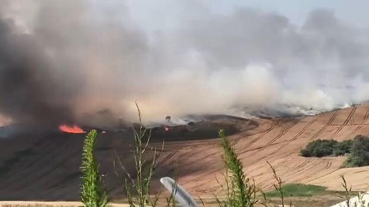 B&uuml;y&uuml;k&ccedil;ekmece'de korkutan yangın! Alevler r&uuml;zgarın etkisiyle b&uuml;y&uuml;yor...