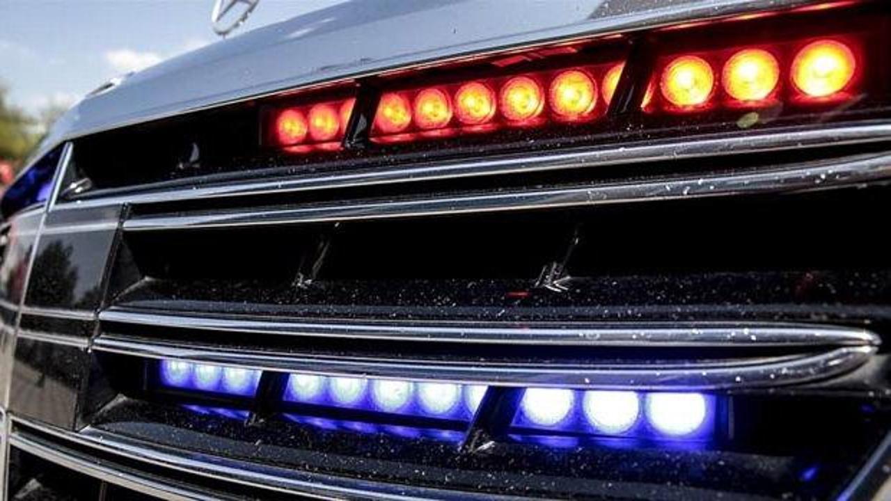 İnegöl'de çakar lamba takılı otomobili durdurmaya çalışan polis ekipleri ve kaçan sürücü.