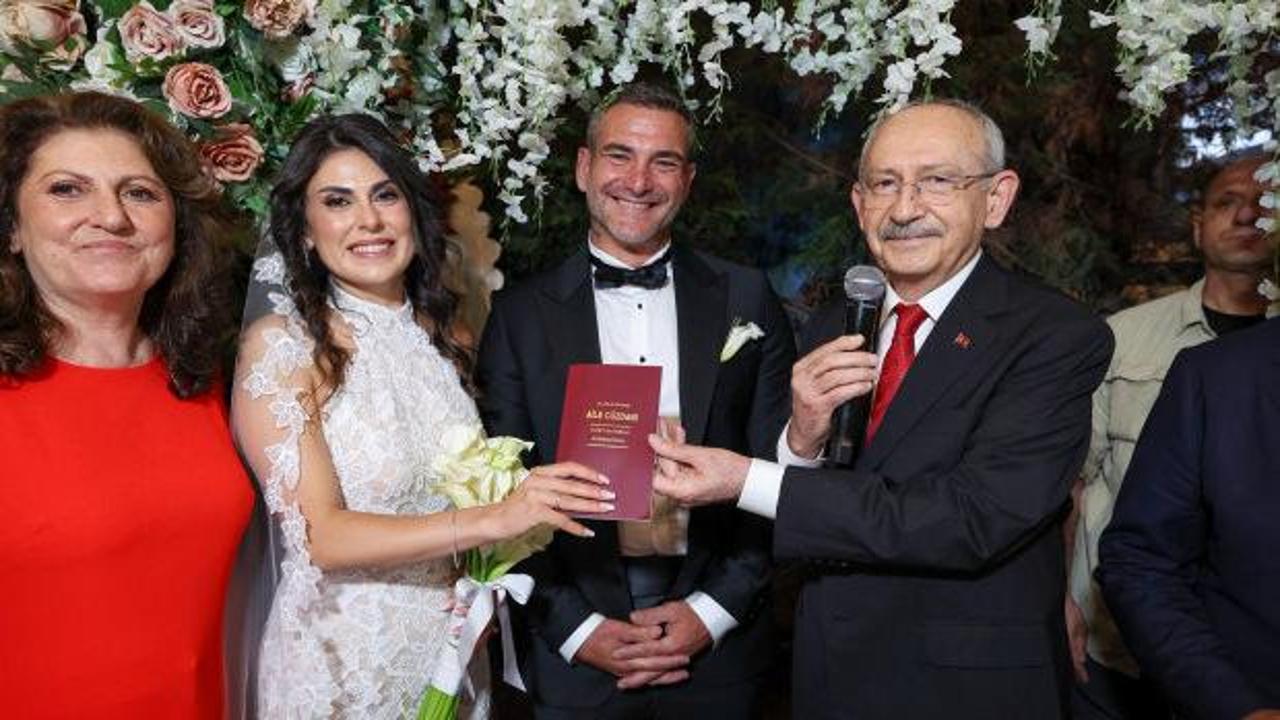 Kemal Kılıçdaroğlu nikah töreninde şahitlik yapıyor.