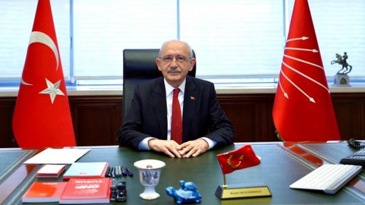 CHP binası önünde toplanan partililer