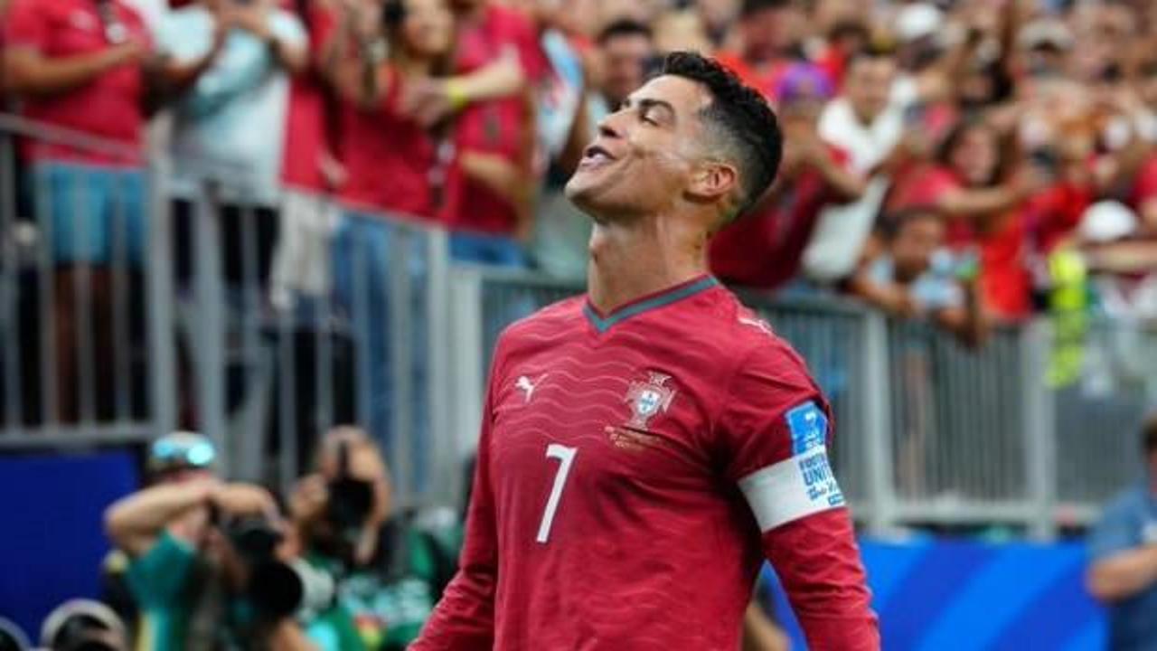 Cristiano Ronaldo, basın toplantısında konuşuyor.