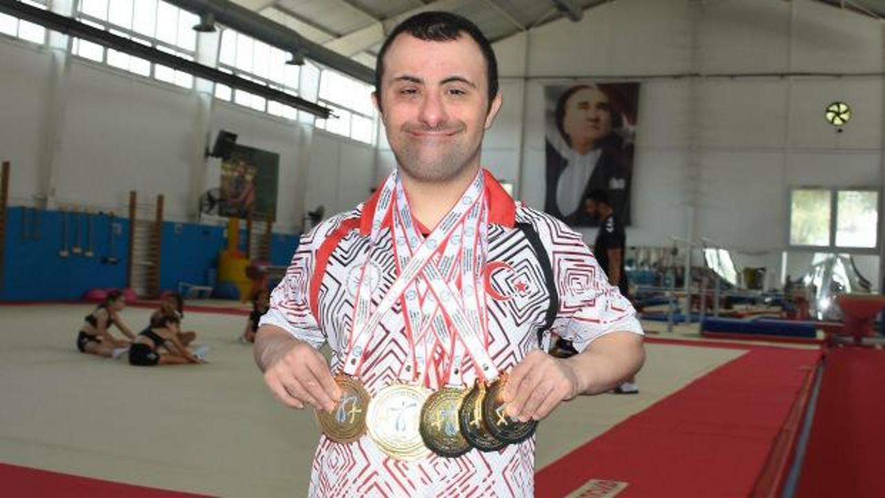 Down sendromlu milli jimnastikçi Alper Öztürk, kürsüde altın madalyasıyla görünüyor.