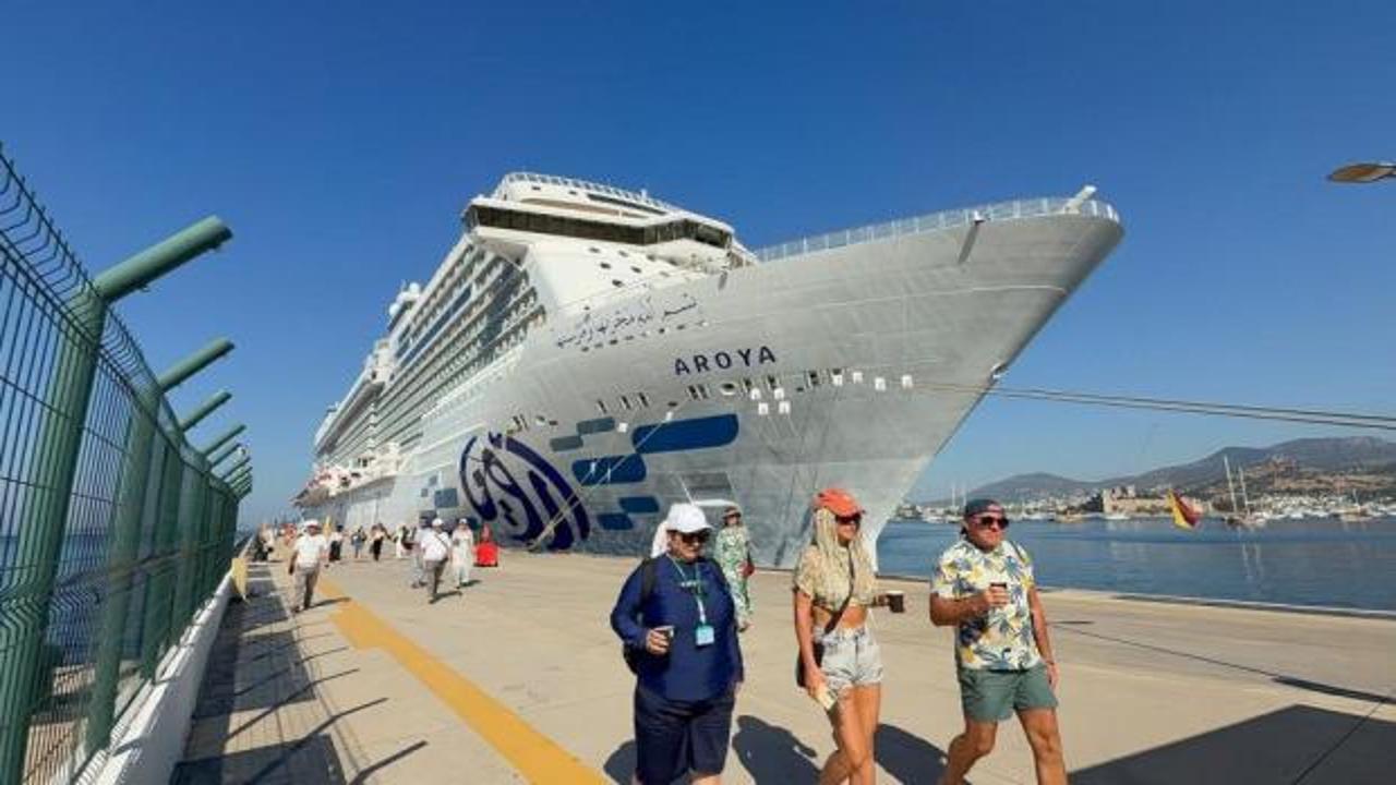 Dev kruvaziyer gemisi yeniden Bodrum&rsquo;a geldi