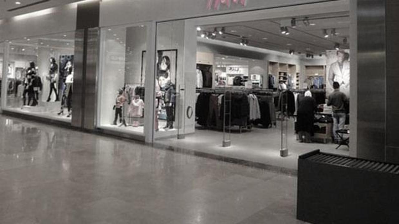 H&M mağazası önünde yürüyen insanlar