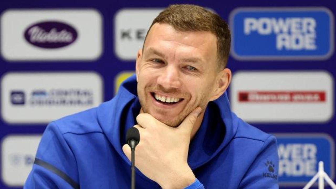 Edin Dzeko basın toplantısında konuşurken