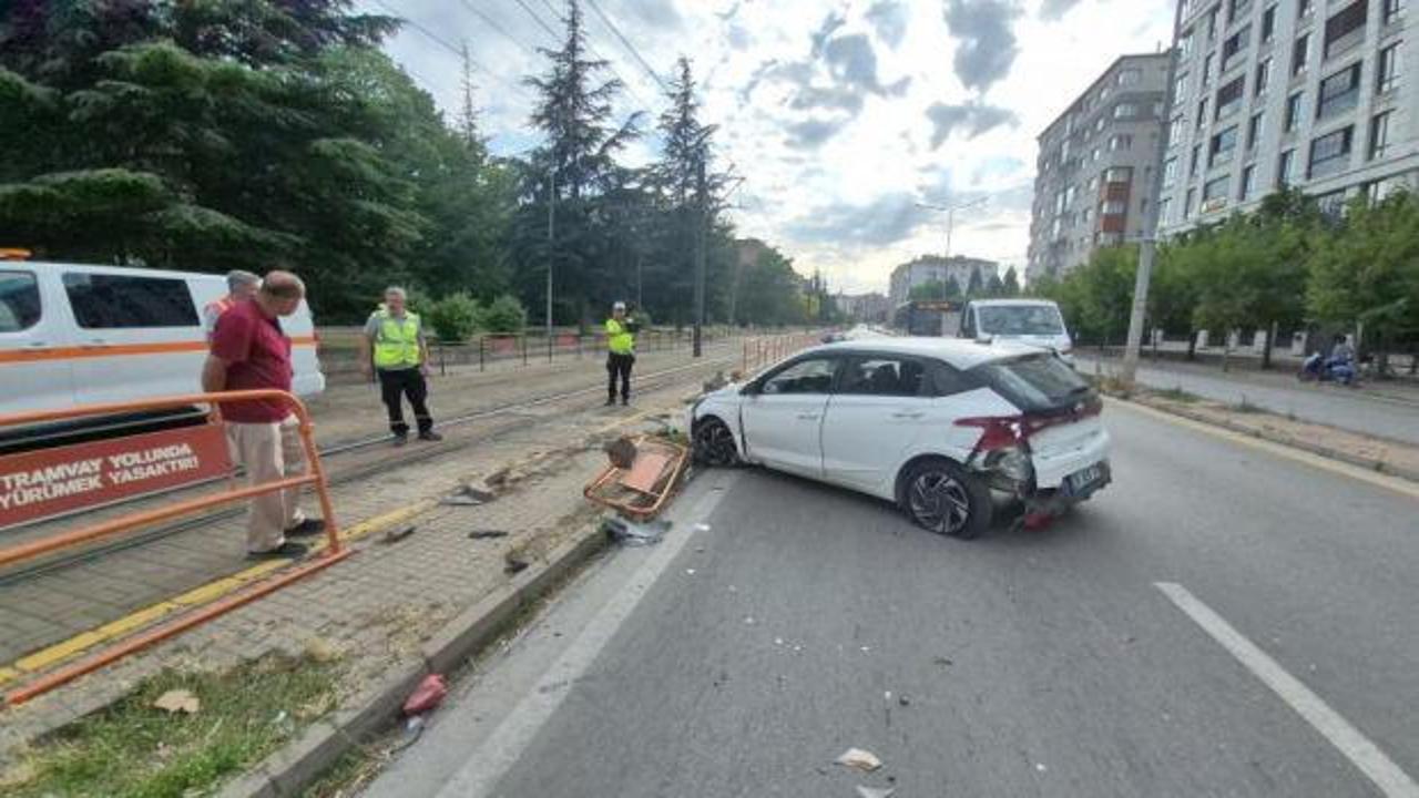 Eskişehir'de meydana gelen trafik kazasında tramvay yoluna giren otomobil.