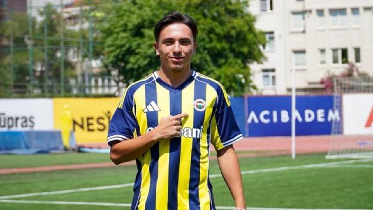 Fenerbahçe forması giyen genç futbolcu Yiğit Çolak
