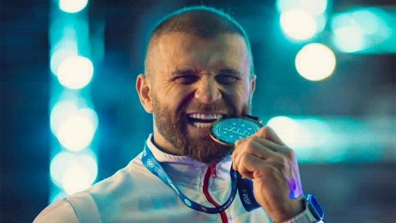 Kadir Yıldırım Türkiye Kick Boks Şampiyonası'nda kupa kaldırıyor.