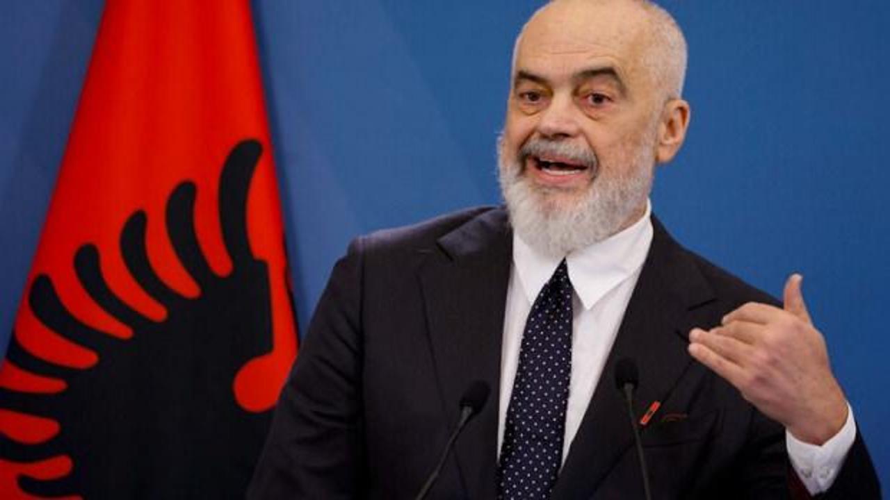 Arnavutluk Başbakanı Edi Rama, Ulusal Uçuş Okulu'nun açılışında konuşma yapıyor.