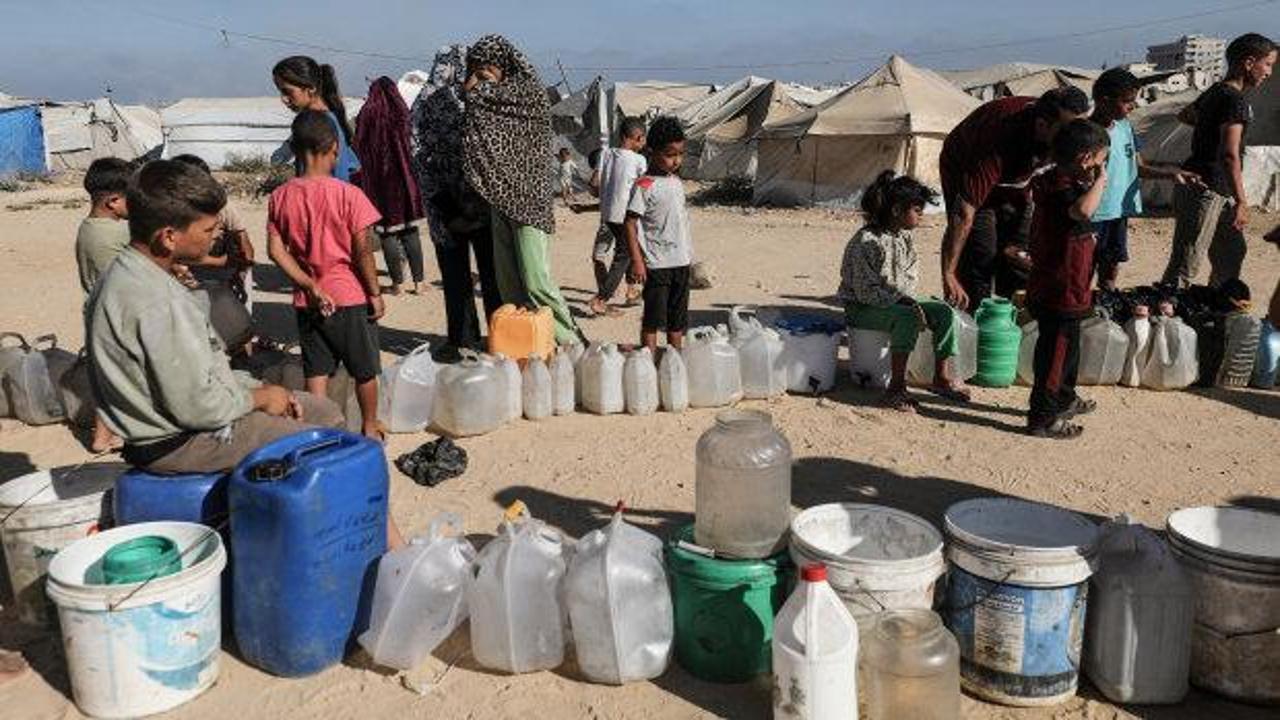 Gazze'de su kuyusuna ulaşmaya çalışan siviller
