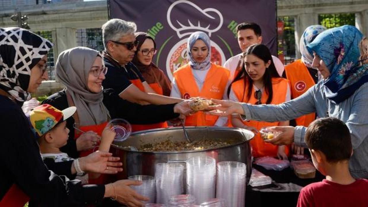 KADEM'den Sultanahmet&rsquo;te 1500 kişilik aşure ikramı