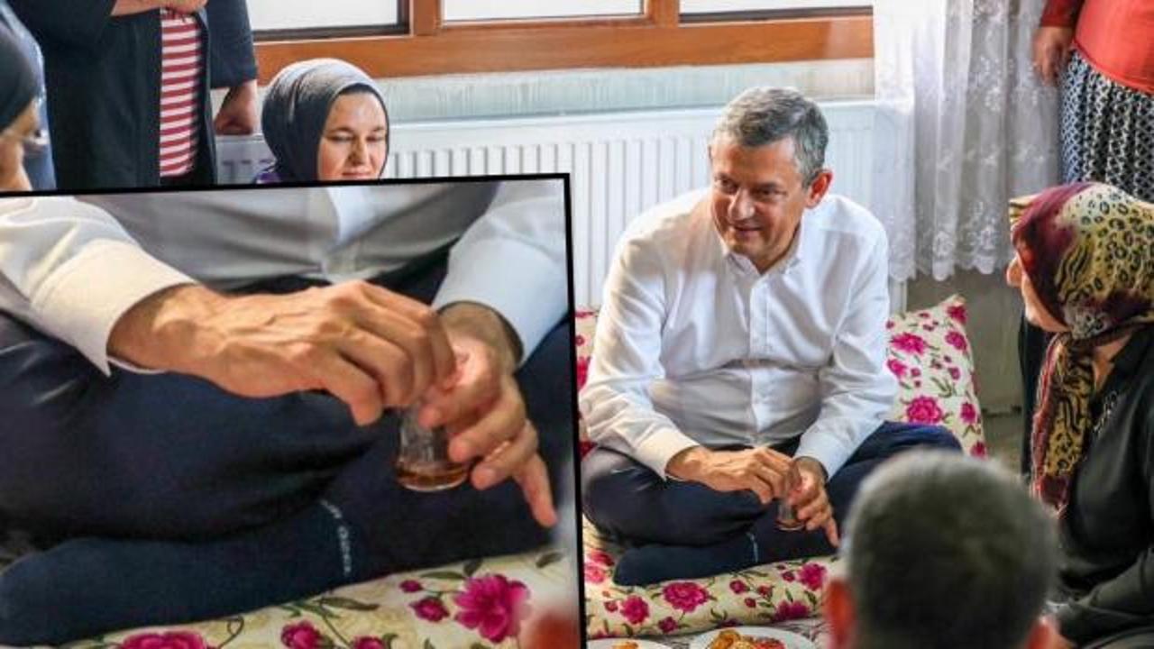 CHP Genel Başkanı Özgür Özel'in kamyon kasasında halka seslenirken çekilmiş bir fotoğrafı.
