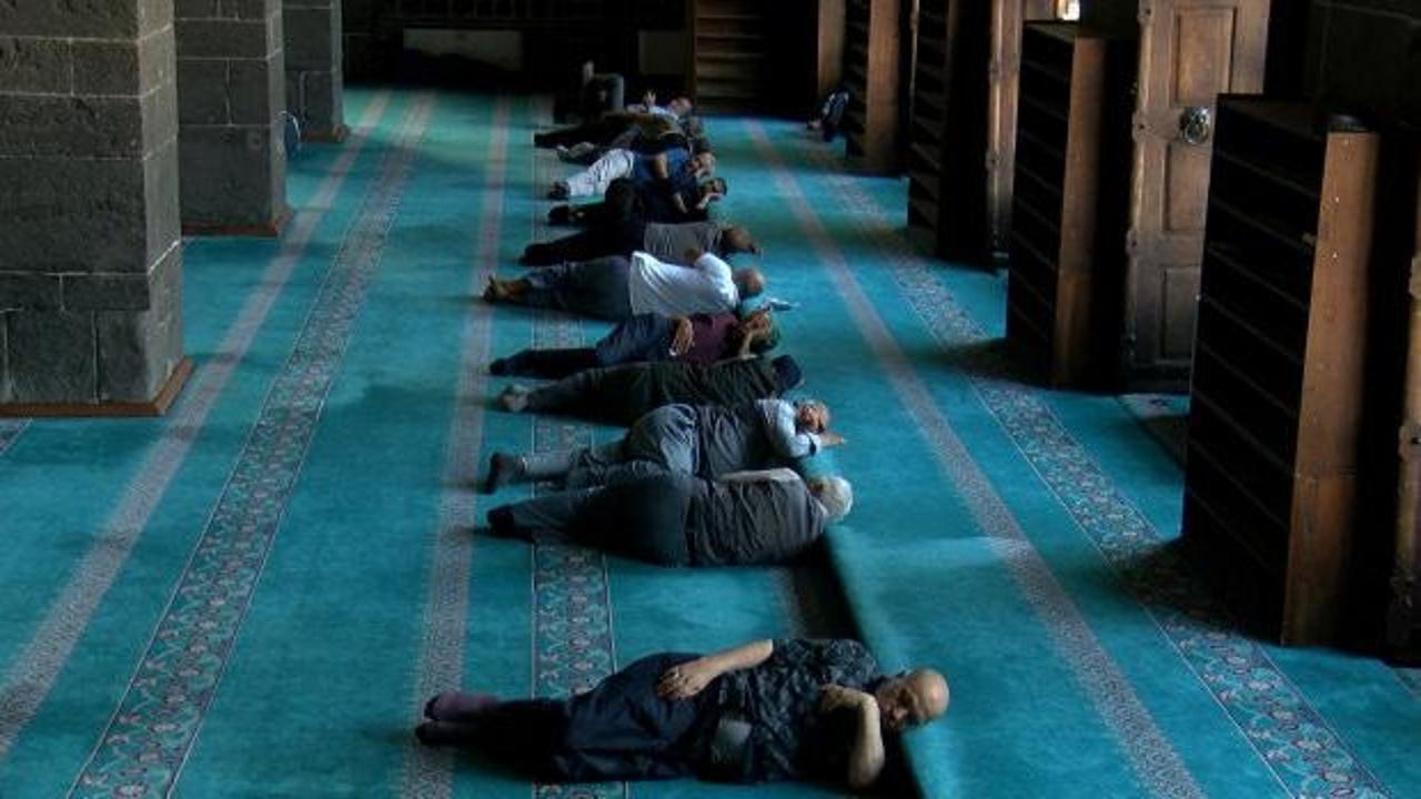 Diyarbakır'da 40 derece sıcaktan bunalanlar camilerde uyudu.