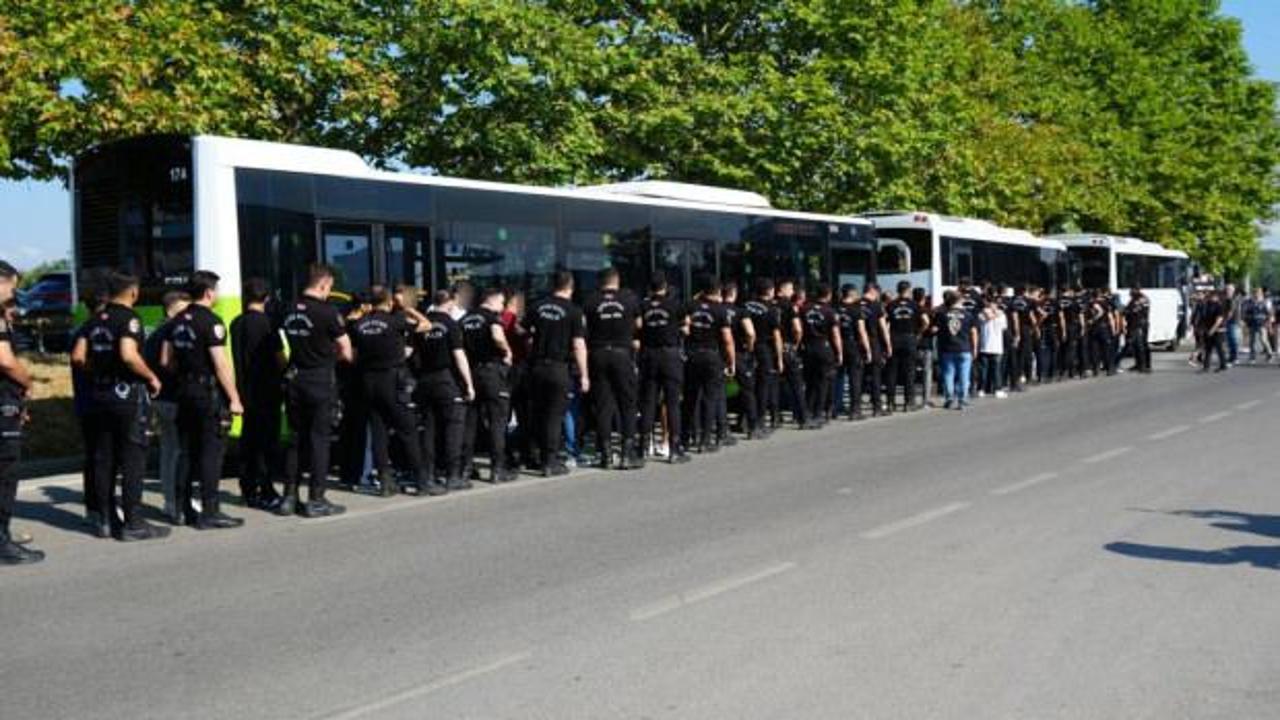 Kocaeli'de yasa dışı bahis operasyonu kapsamında adliyeye sevk edilen şüpheliler.