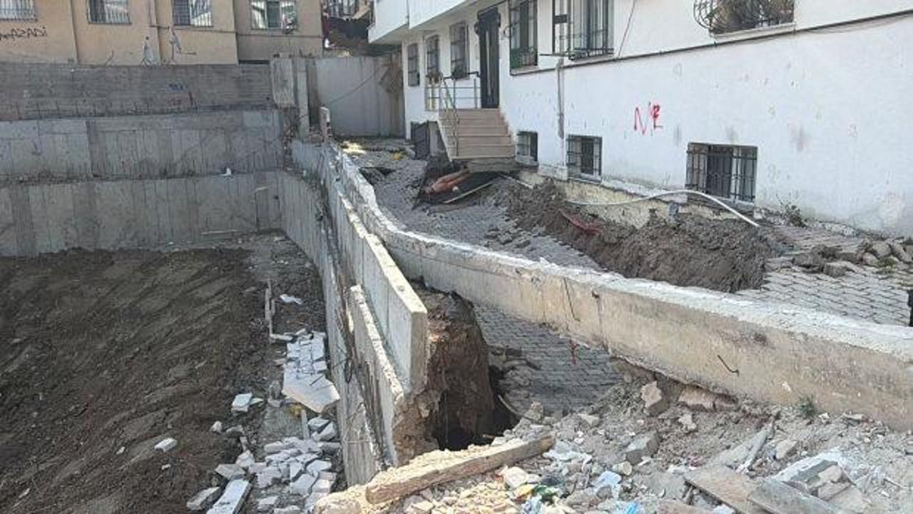 K&uuml;&ccedil;&uuml;k&ccedil;ekmece'de 5 katlı binanın giriş katı &ccedil;&ouml;kt&uuml;! 29 kişi tahliye edildi