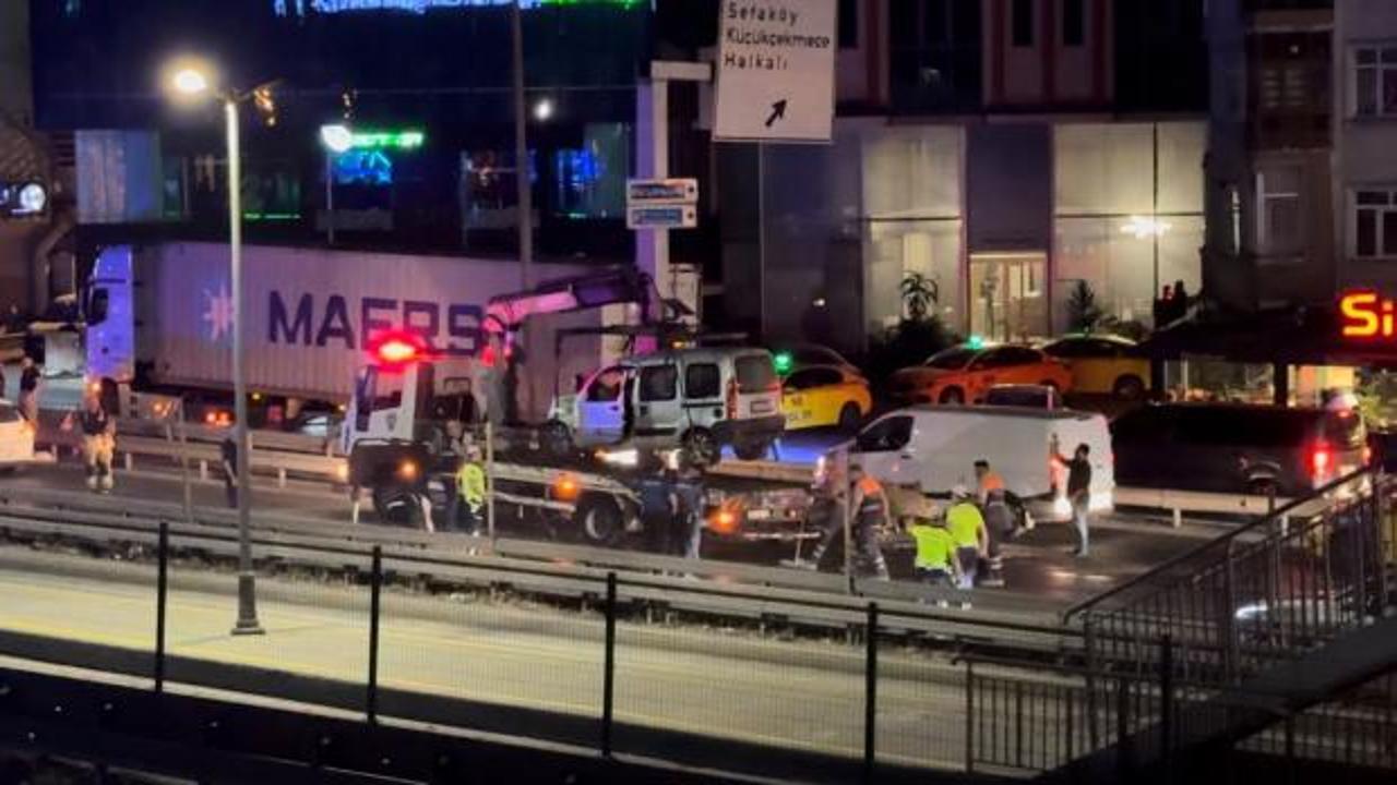 K&uuml;&ccedil;&uuml;k&ccedil;ekmece'de makas faciası: 2 kişi yaralandı