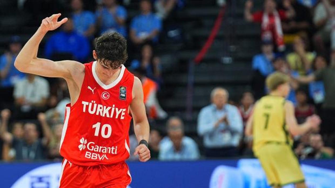 Basketbol maçı sırasında oyuncular
