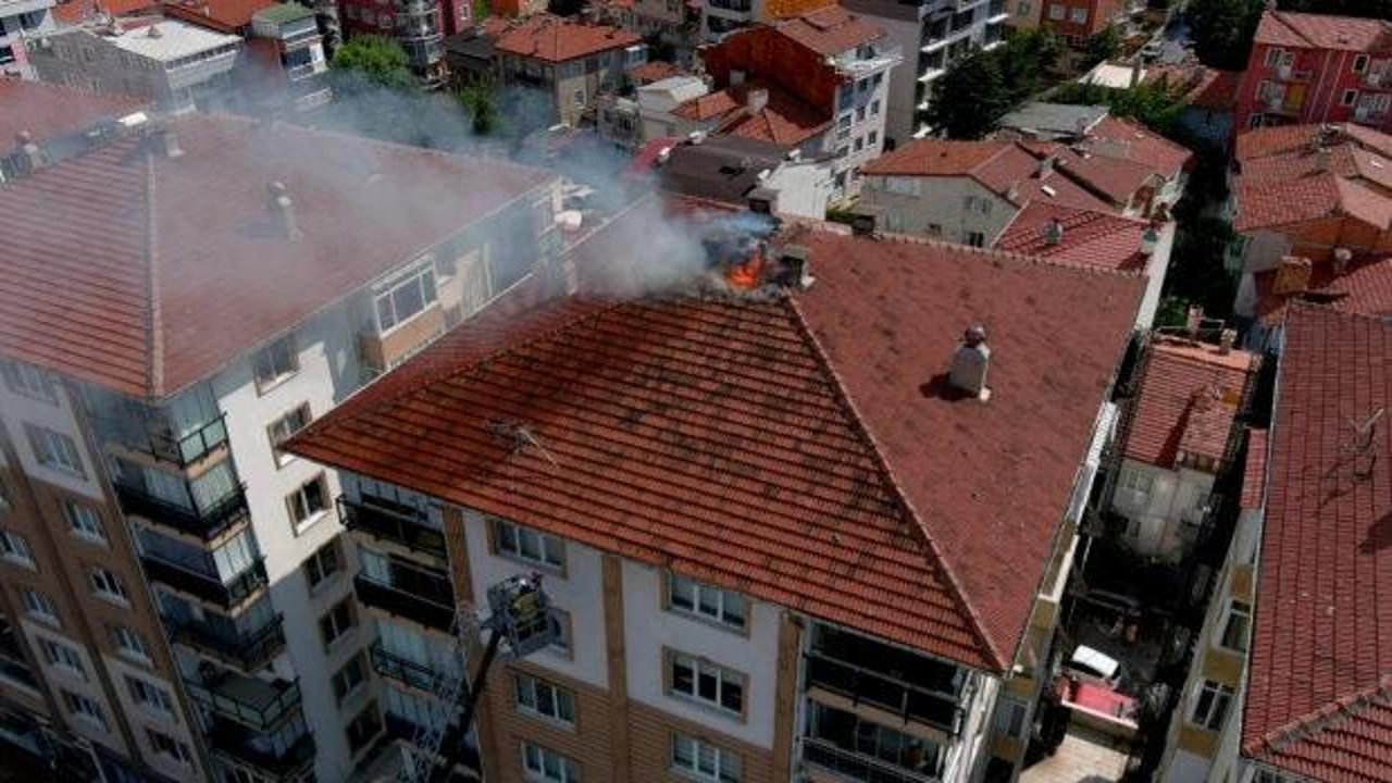 K&uuml;tahya'da binanın &ccedil;atısına yıldırım d&uuml;şt&uuml;, yangın &ccedil;ıktı