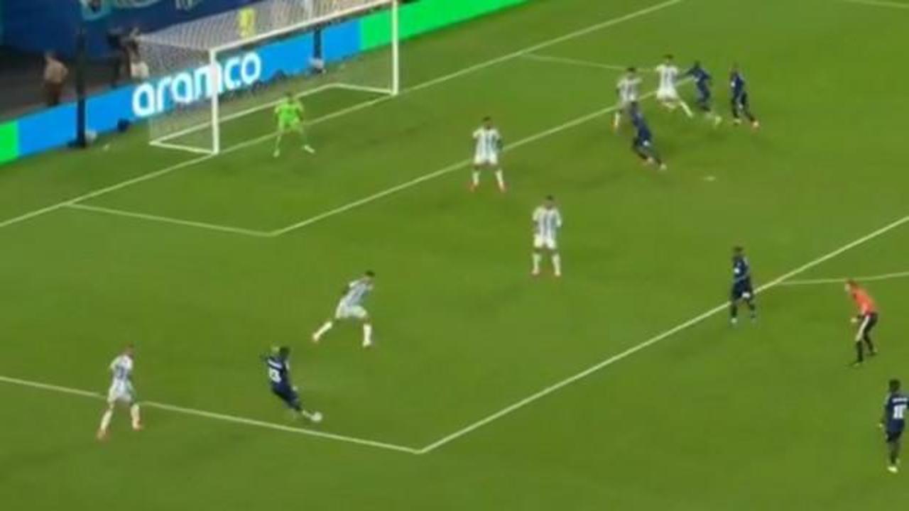 Trabzonsporlu futbolcu Sindy Lopes Cabral'ın Arjantin'e attığı gol