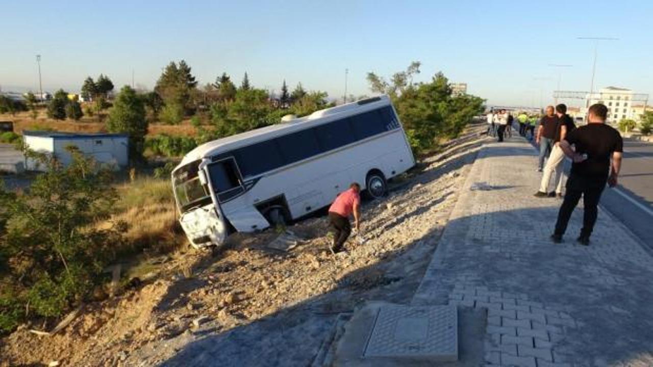 Malatya'da devrilen servis aracı ve olay yeri