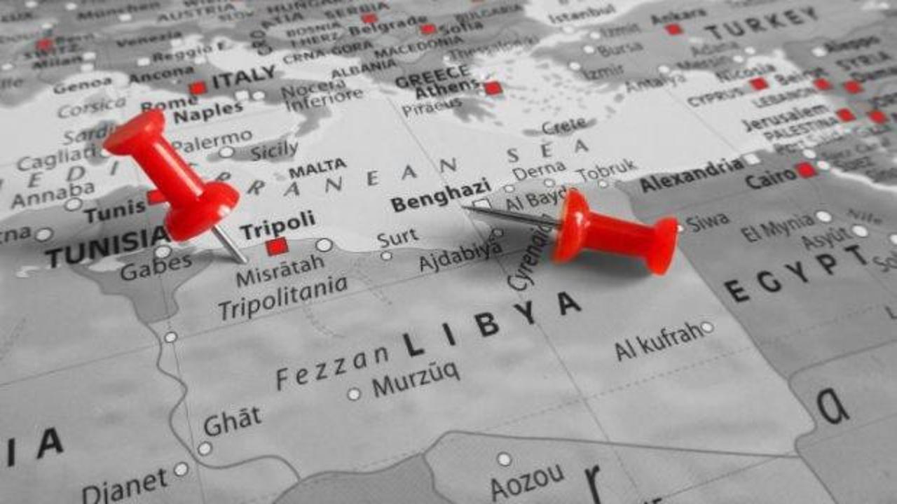 Libya haritası üzerinde Türkiye ve ABD bayraklarının olduğu bir görsel.