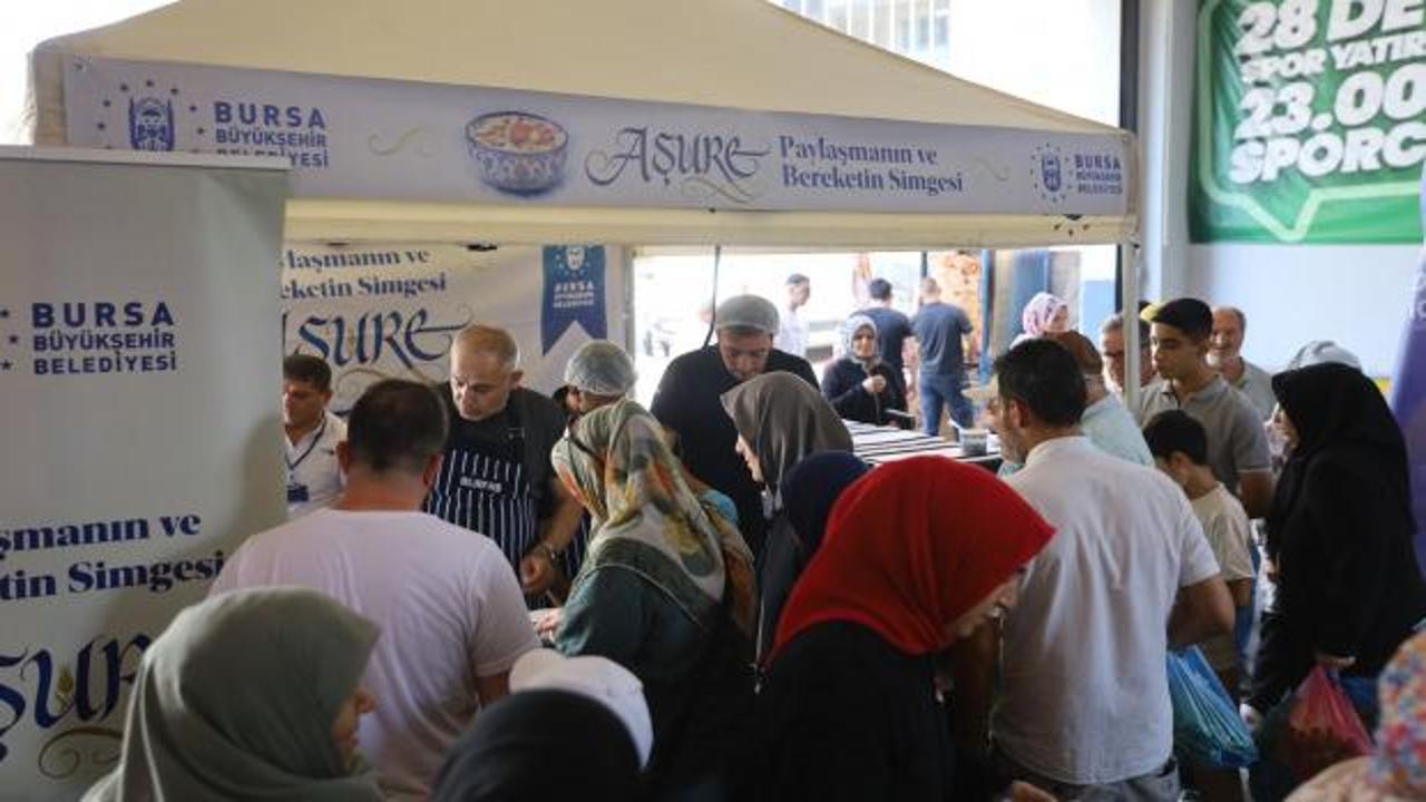 Bursa Büyükşehir Belediyesi'nin Gürsu'daki aşure ikramından bir görüntü.