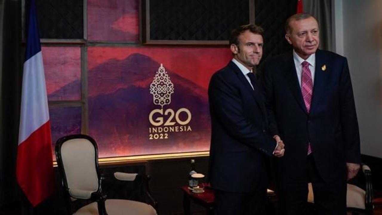 Fransa Cumhurbaşkanı Emmanuel Macron ve Türkiye Cumhurbaşkanı Recep Tayyip Erdoğan diplomatik bir görüşme sırasında.