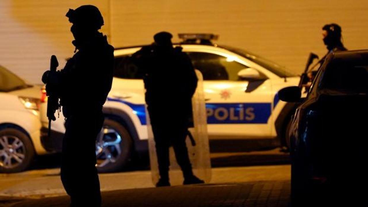Manisa'da suç örgütüne yönelik düzenlenen operasyonda ele geçirilen deliller.