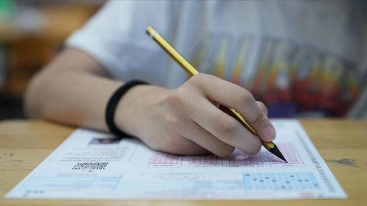 ÖSYM sınav binası önünde bekleyen öğrenciler