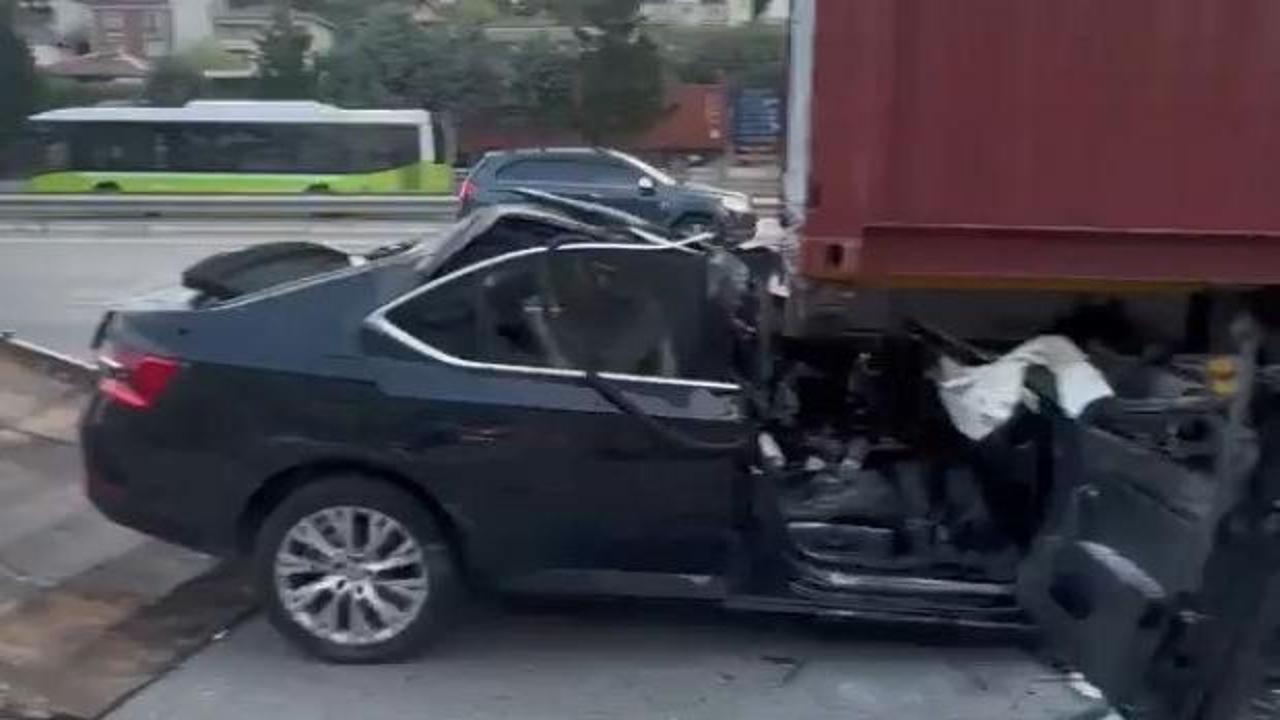 Otomobil, TIR'ın altına girdi: 2 &ouml;l&uuml;