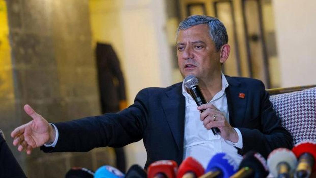 CHP Grup Başkanı Özgür Özel, İzmir'de bir serayı ziyaret ederken işçilerle sohbet ediyor.