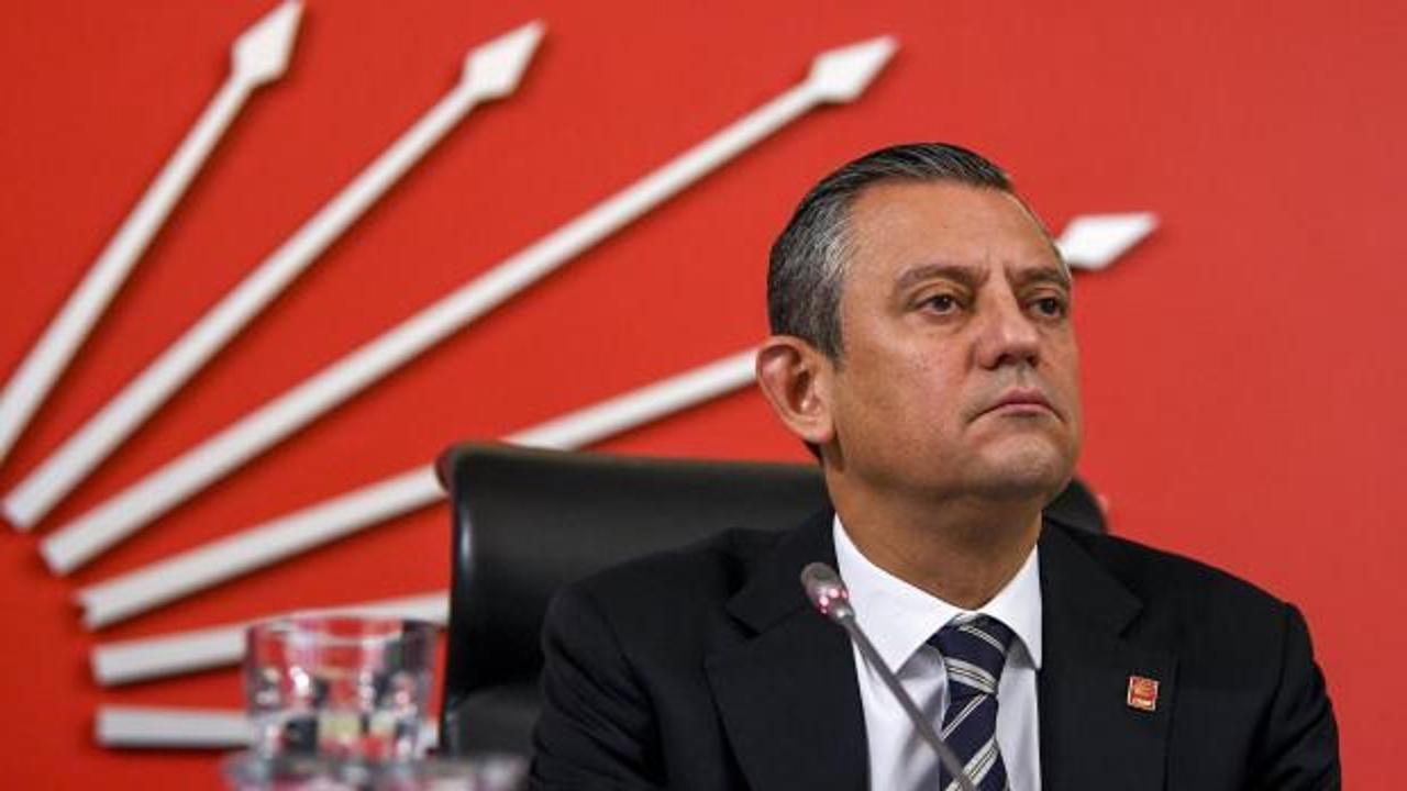 CHP parti binası önünde toplanmış partililer