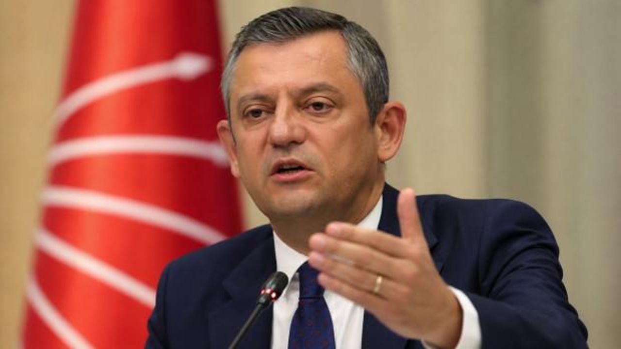 CHP Genel Başkanı Özgür Özel'in Financial Times'ta yayımlanan makalesi sonrası siyasi kulislerde yapılan 'Türkiye'nin Zelenski'si' yorumlarına dair bir görsel.