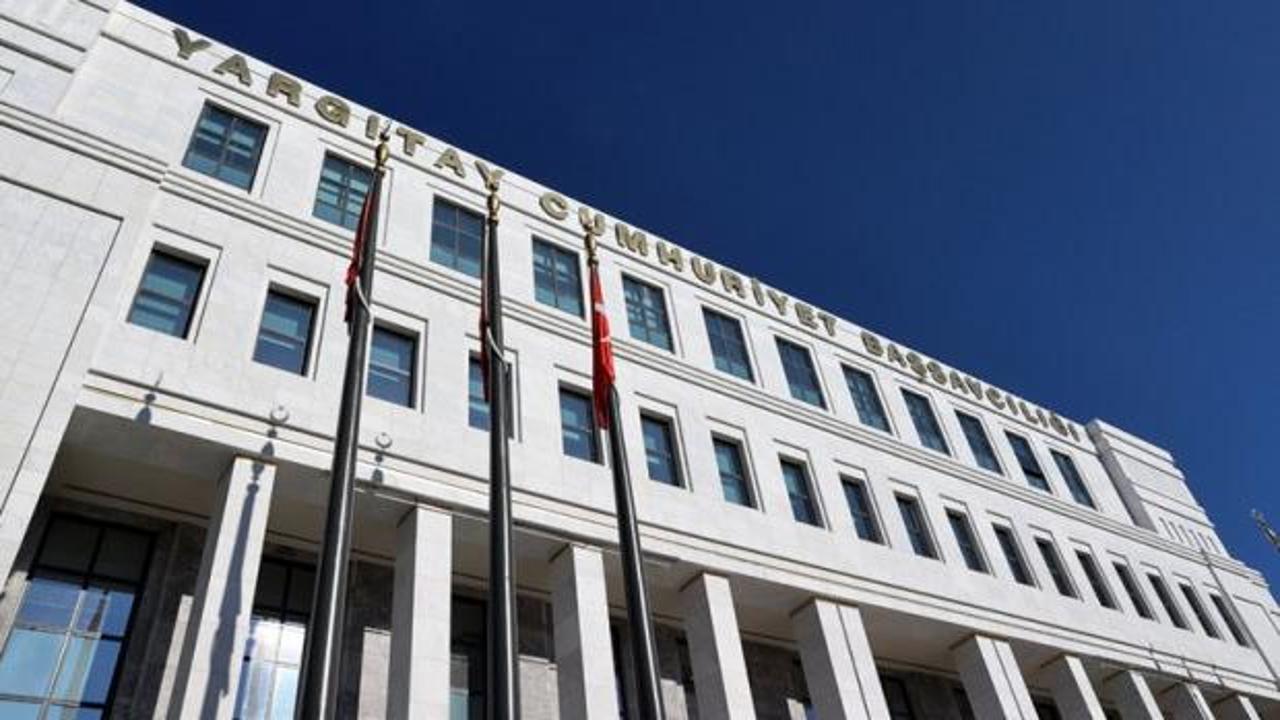 Yargıtay binası önünde adalet simgesi