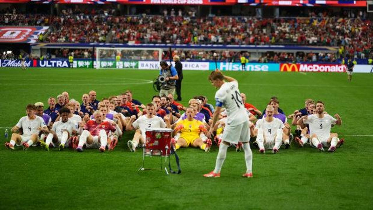 Norveçli futbolcular Dünya Kupası galibiyetini Viking küreği gösterisiyle kutluyor