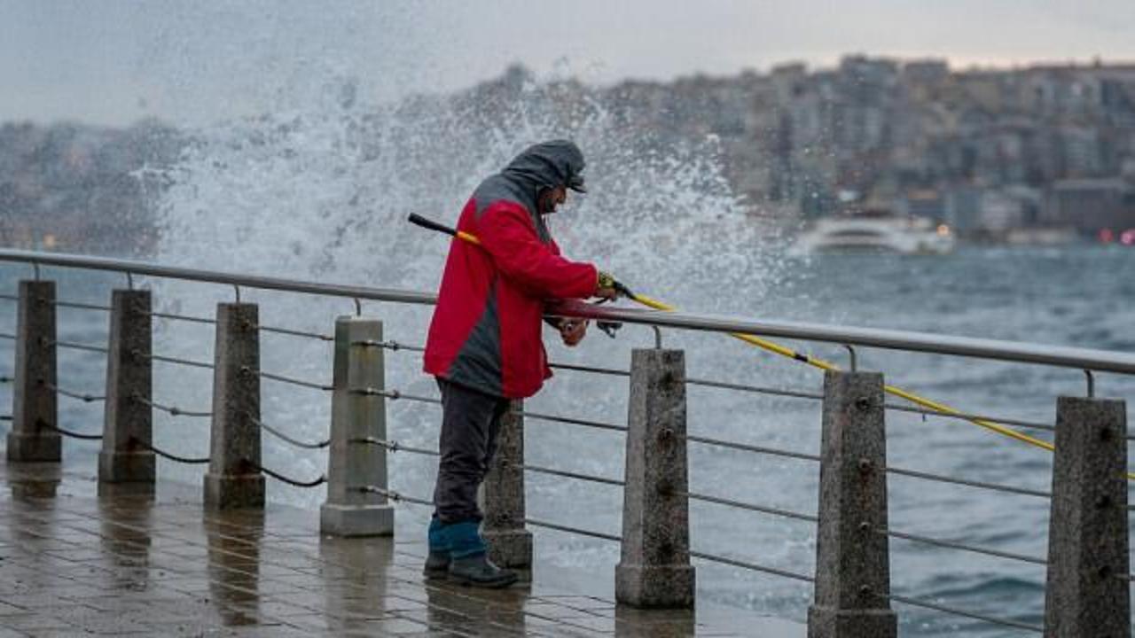 İstanbul'da etkili olan sağanak yağış sonrası oluşan su birikintileri ve sokaklar.